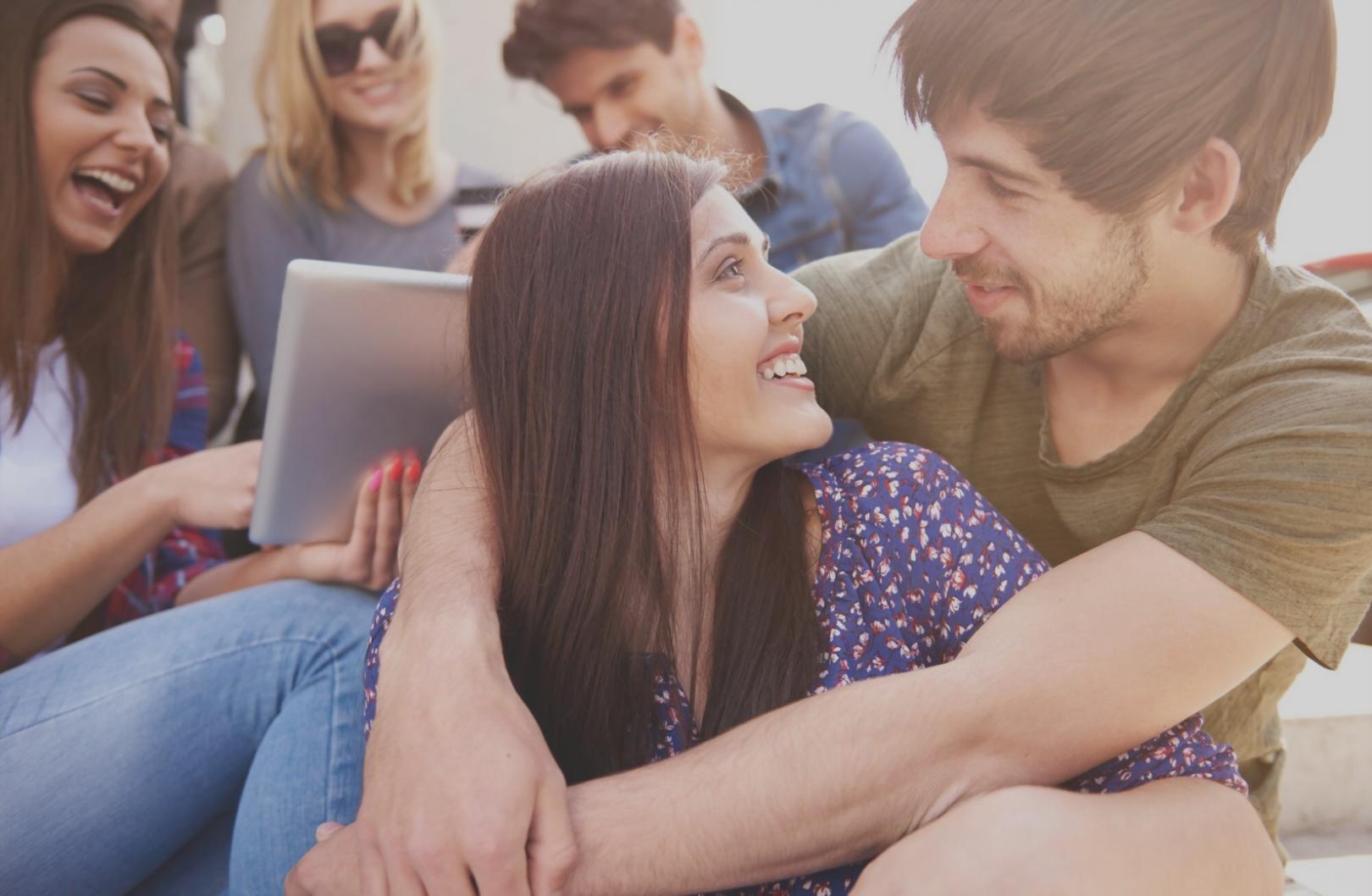 Espace de formation interactif où les participants travaillent sur leur planification budgétaire