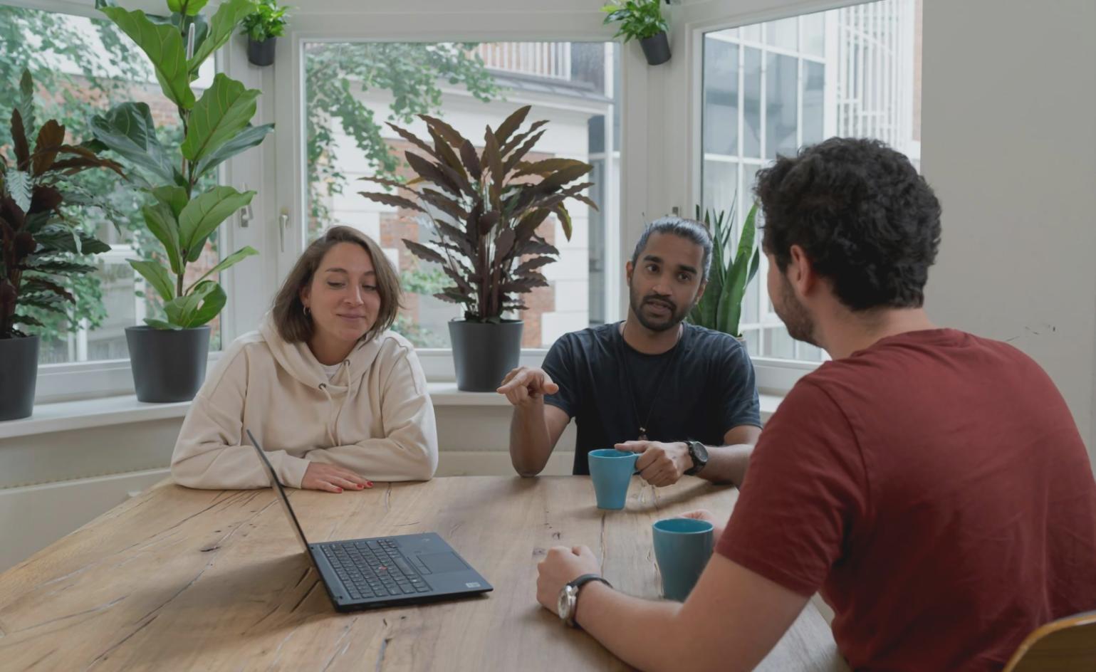 Espace de travail organisé avec ordinateur affichant tableau de bord financier
