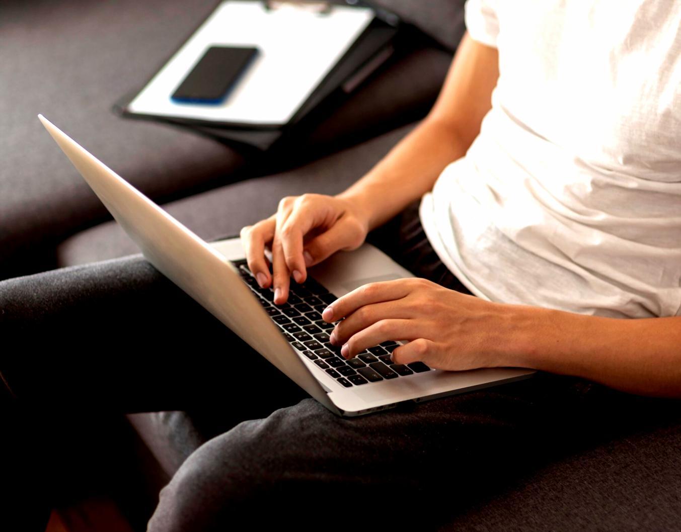 Personne analysant ses données financières sur tablette avec graphiques de dépenses mensuelles